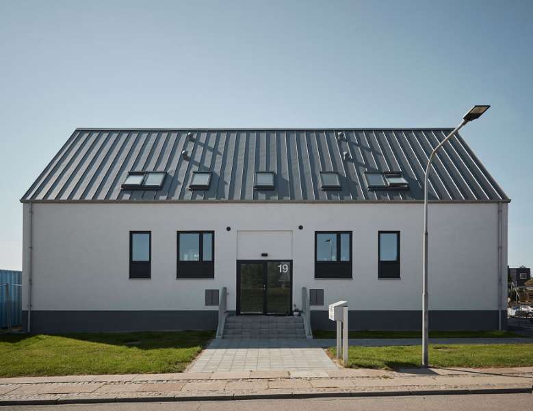 Hässliches Entlein wird mit Stahlprofilen zum schönen Schwan, Viktoriagade 17 und 19, 9400 Nørresundby, Dänemark